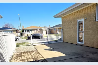 8517 W Carmen Avenue, Chicago, IL 60656 - Photo 5