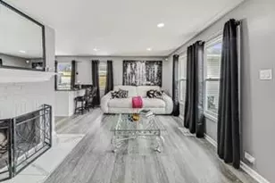 318 Marquette St, Park Forest, IL 60466 - Photo 3