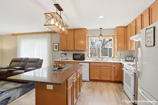 916 Essex Ct, McHenry, IL 60050 - Photo 9