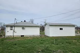 706 S Division St, Norris City, IL 62869 - Photo 5