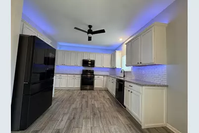 801 Parkside Lane, Yorkville, IL 60560 - Photo 11