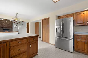 2176 Jordan Ln, Elgin, IL 60123 - Photo 5