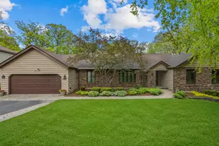 655 Oakview Dr, Algonquin, IL 60102 - Photo 1