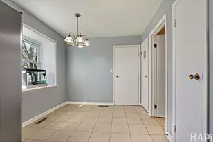 810 N Oakwood Dr, McHenry, IL 60050 - Photo 7