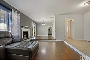 810 N Oakwood Dr, McHenry, IL 60050 - Photo 3