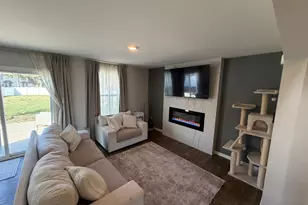 303 Gladys Ave, Joliet, IL 60436 - Photo 9