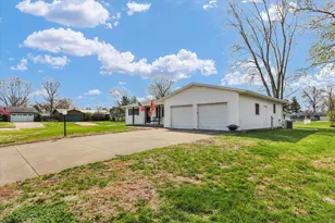 205 E Briarcliff Dr, Saint John, IL 61873 - Photo 3