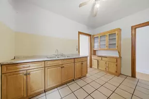 7960 S Phillips Ave, Chicago, IL 60617 - Photo 3