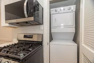 2112 W Roscoe St, Chicago, IL 60618 - Photo 11