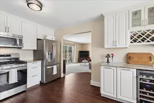 204 S Carriage Trail, McHenry, IL 60050 - Photo 7