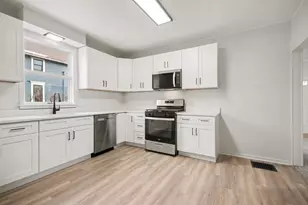 29 N Green St, Carpentersville, IL 60110 - Photo 5