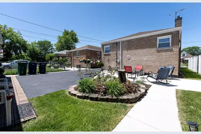 8805 S California Avenue, Evergreen Park, IL 60805 - Photo 23