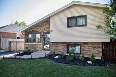 204 S Iowa Avenue, Addison, IL 60101 - Photo 1