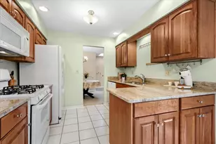 1675 Grosvenor Cir, Wheaton, IL 60189 - Photo 9