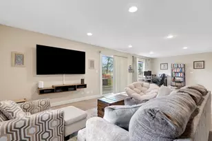 350 Shawnee Dr, Carol Stream, IL 60188 - Photo 5