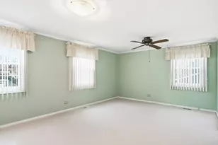 393 Indian Hill Dr, Buffalo Grove, IL 60089 - Photo 15