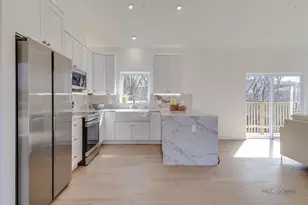 19 Marina Dr, Des Plaines, IL 60016 - Photo 9