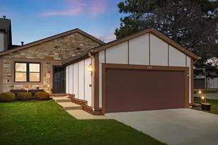 933 Wheaton Oaks Dr, Wheaton, IL 60187 - Photo 1