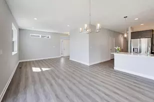 377 Masters Dr, Addison, IL 60101 - Photo 3