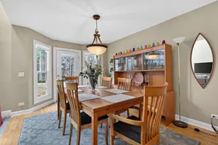 811 King Henry Ln, Saint Charles, IL 60174 - Photo 13