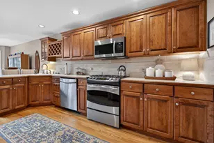 811 King Henry Ln, Saint Charles, IL 60174 - Photo 9