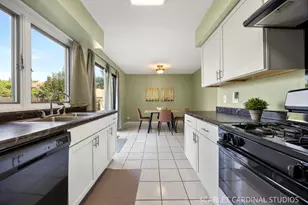 2S620 Hampton Dr, Warrenville, IL 60555 - Photo 9