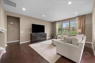 2850 Stoney Creek Dr, Elgin, IL 60124 - Photo 11