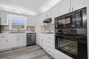 24 Bay Pointe Dr, Bloomington, IL 61704 - Photo 7