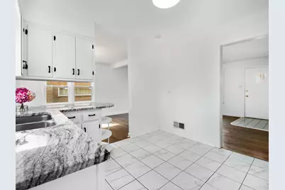 8727 Hamlin Avenue, Skokie, IL 60076 - Photo 9