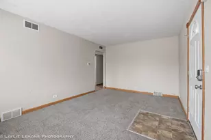 10142 S California Ave, Evergreen Park, IL 60805 - Photo 3