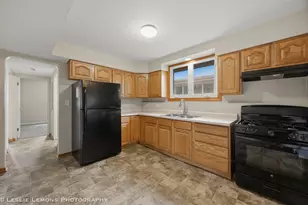 10142 S California Ave, Evergreen Park, IL 60805 - Photo 7
