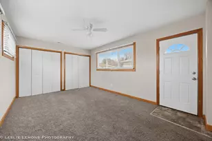 10142 S California Ave, Evergreen Park, IL 60805 - Photo 17