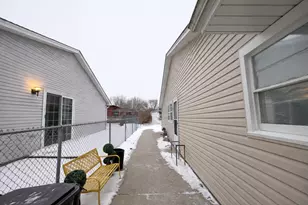 1065 Hiawatha Dr, Elgin, IL 60120 - Photo 19