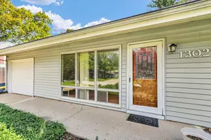 1302 Briarwood Dr, Champaign, IL 61821 - Photo 5