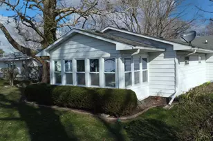 617 E Grant St, Watseka, IL 60970 - Photo 3