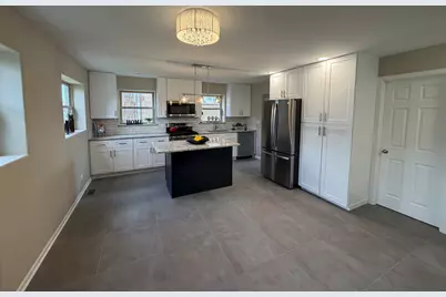 5743 W 79th Street, Burbank, IL 60459 - Photo 3