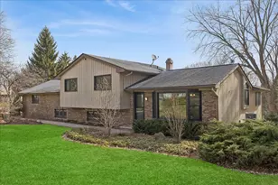 220 N Shannon Dr, Woodstock, IL 60098 - Photo 1