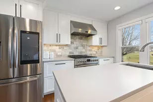 2436 Newport Dr, Naperville, IL 60565 - Photo 9