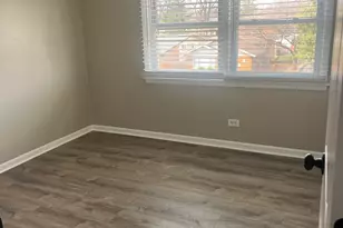 10805 S Lloyd Dr, Worth, IL 60482 - Photo 7