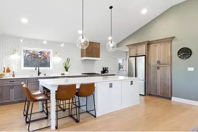 334 E Huntington Lane, Elmhurst, IL 60126 - Photo 3