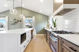 334 E Huntington Ln, Elmhurst, IL 60126 - Photo 5