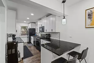 5226 W Eddy St, Chicago, IL 60641 - Photo 13