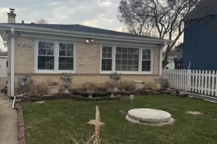 1643 Sycamore St, Des Plaines, IL 60018 - Photo 1