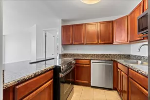 525 W Hawthorne Pl, Chicago, IL 60657 - Photo 7