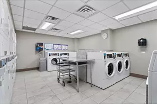 525 W Hawthorne Pl, Chicago, IL 60657 - Photo 29