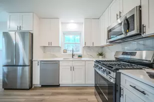 8058 E Prairie Rd, Skokie, IL 60076 - Photo 5