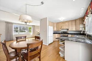 710 Maple Ln, Darien, IL 60561 - Photo 7