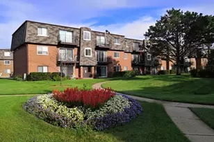 9368 Bay Colony Dr, Des Plaines, IL 60016 - Photo 13