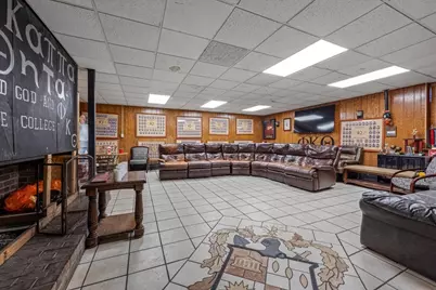 910 W Hillcrest Drive, Dekalb, IL 60115 - Photo 9