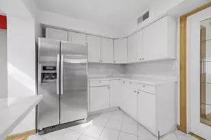 7538 E Praire Rd, Skokie, IL 60076 - Photo 9